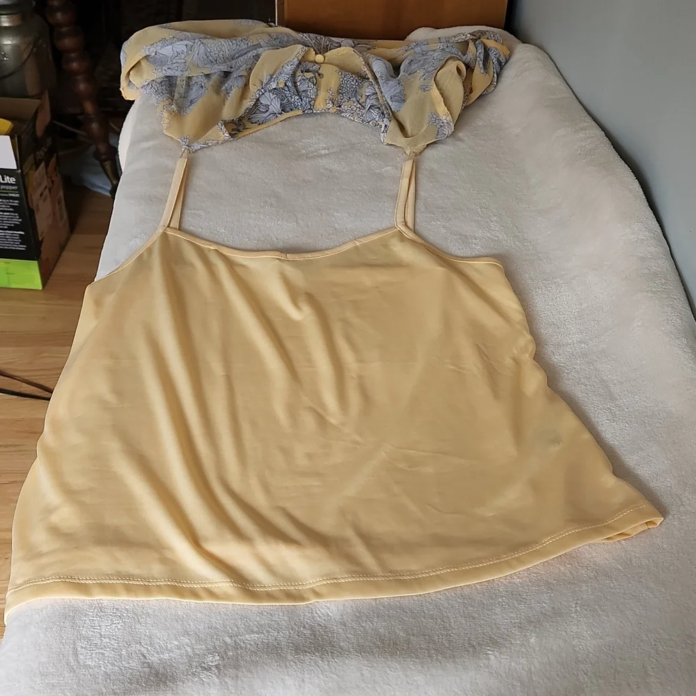 Liz Claborne Medium Yellow and Gray Floral Blouse with a Shell Lining - Picture 8 of 9